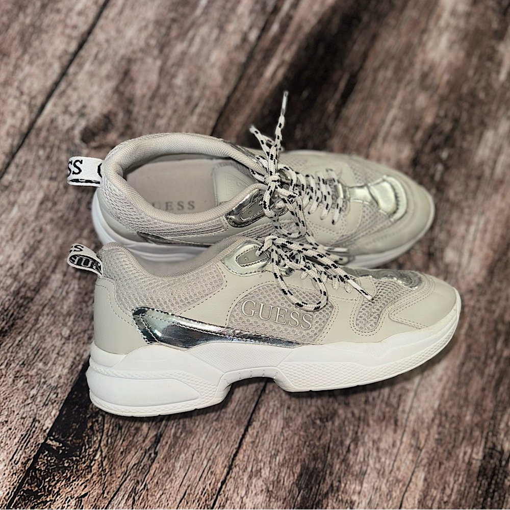 Guess walking shoes 👟